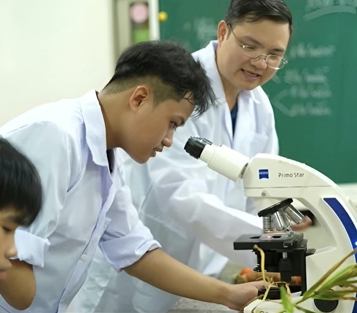 Mất cánh tay phải vì ung thư, nam sinh vẫn chạm tới giấc mơ giảng đường- Ảnh 3.