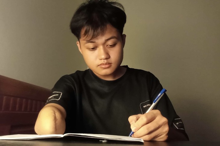 Mất cánh tay phải vì ung thư, nam sinh vẫn chạm tới giấc mơ giảng đường- Ảnh 2.