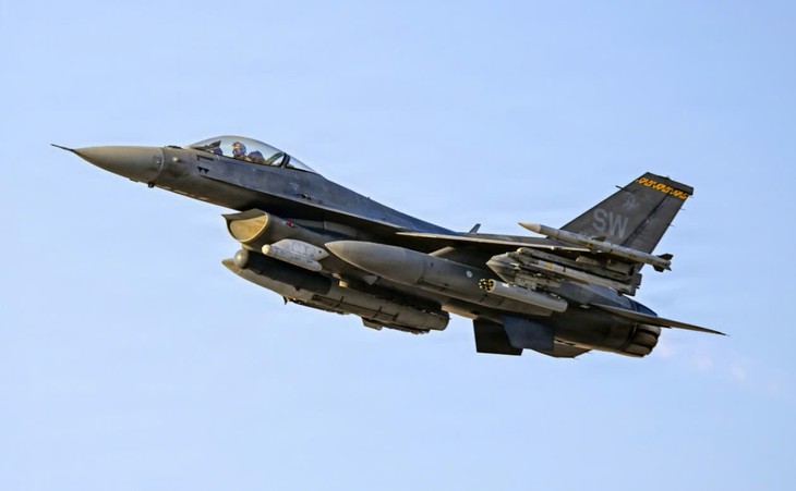 Mỹ trang bị 'nanh vuốt' siêu vượt âm cho loạt chiến đấu cơ F-16- Ảnh 1.