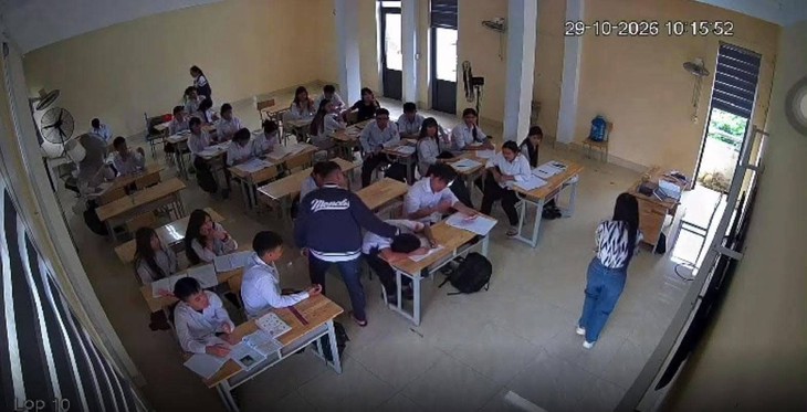 Nam sinh lớp 10 bị bạn đánh thủng màng nhĩ trong giờ học- Ảnh 1.