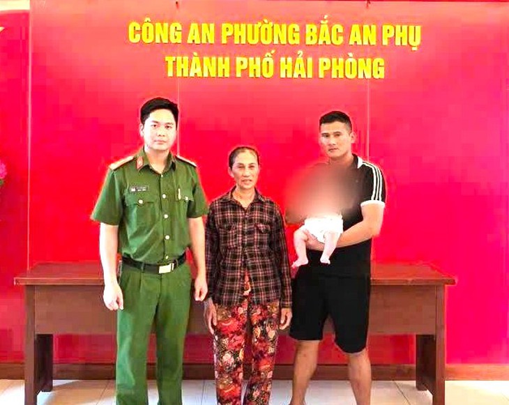 Bé gái hơn 2 tháng tuổi bị bỏ rơi trước cổng nhà dân- Ảnh 1.
