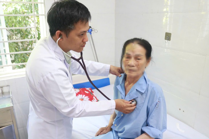 Cụ bà 85 tuổi ngừng tim được bác sĩ cứu sống ngoạn mục- Ảnh 1.