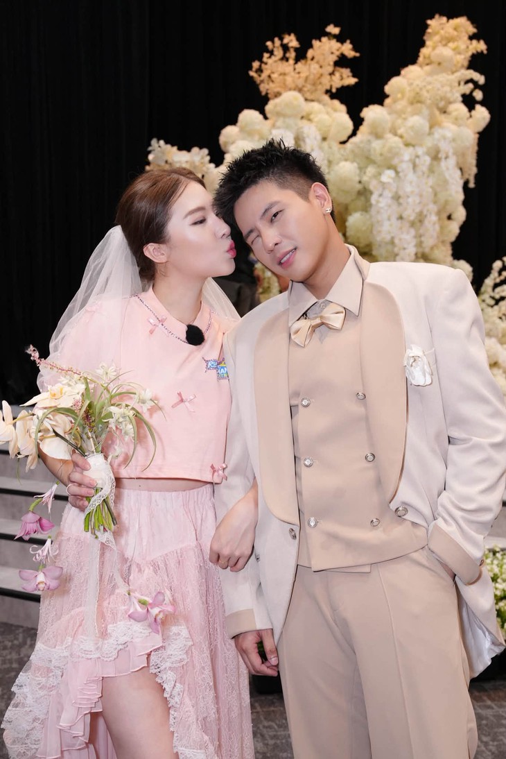 'Đám cưới' xúc động giữa Quân A.P và Lê Khanh sau 14 năm yêu nhau- Ảnh 1.