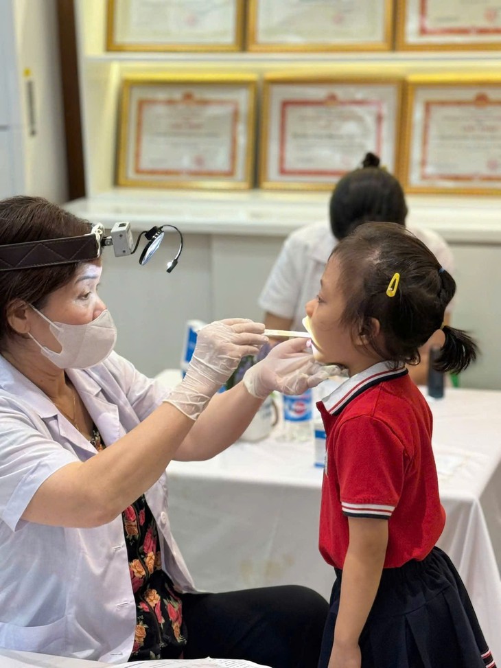 Nhân viên y tế trường học có bắt buộc chuẩn hóa trình độ khi nâng bậc?- Ảnh 1.