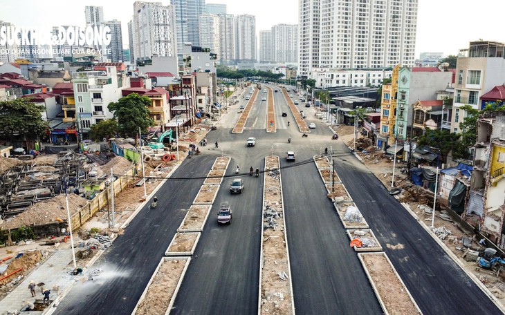 Cận cảnh loạt công trình ven đường Nguyễn Hoàng bị tháo dỡ để làm vườn hoa- Ảnh 1.