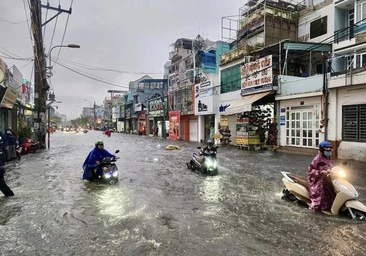 TPHCM chủ động ứng phó mưa lớn, triều cường vượt báo động 3 trong mùa mưa bão - Ảnh 1.