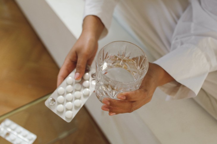 4 loại đồ uống tuyệt đối khôgn nên dùng để uống thuốc - Ảnh 1.