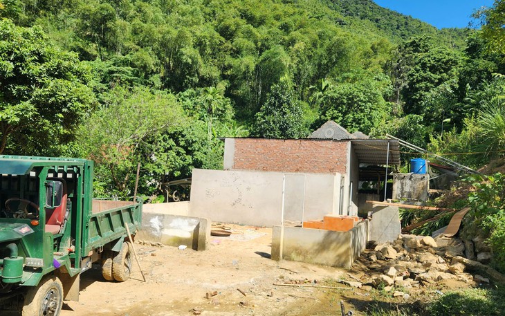 Sườn đồi Pu Già xuất hiện vết nứt kéo dài, sơ tán hàng chục hộ dân- Ảnh 2.