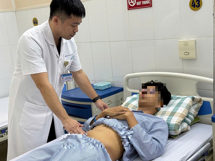 Tự ngã xe máy, nam thanh niên vào viện mới biết bị vỡ bàng quang, rách ruột- Ảnh 2.