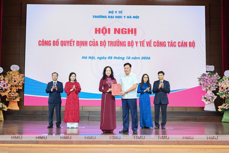Bộ Y tế trao quyết định bổ nhiệm, bổ nhiệm lại Phó Hiệu trưởng Trường Đại học Y Hà Nội- Ảnh 1.