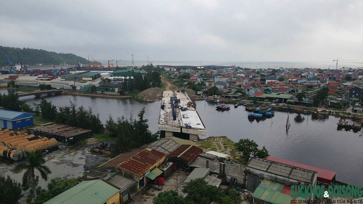 Người dân sống khổ vì tuyến đường gần 1km làm 4 năm chưa xong- Ảnh 1.