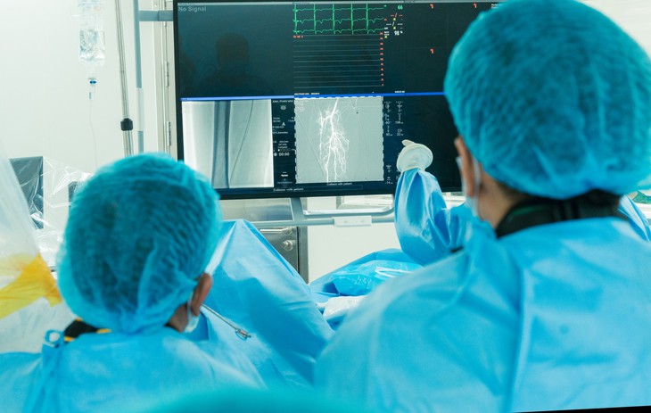 Đi bộ là đau chân, cụ ông đứng trước bài toán cứu chân hay giữ thận- Ảnh 1.