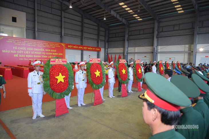 Chuyến bay đặc biệt chở theo hy vọng tìm lại tên các liệt sĩ - Ảnh 1.