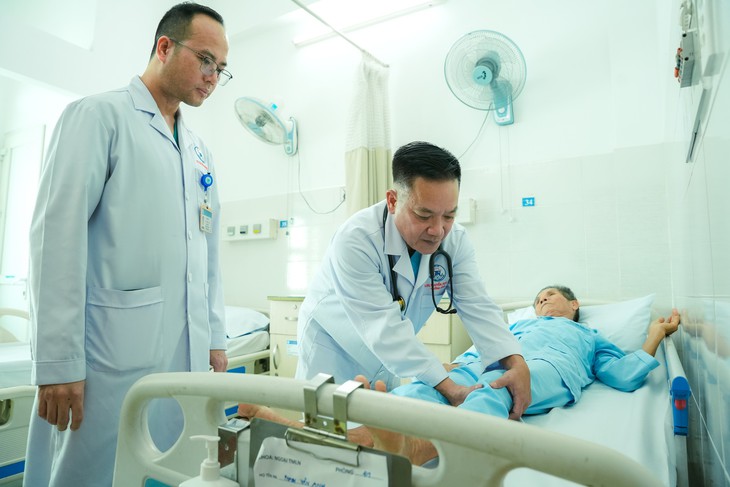 Đi bộ là đau chân, cụ ông đứng trước bài toán cứu chân hay giữ thận- Ảnh 2.