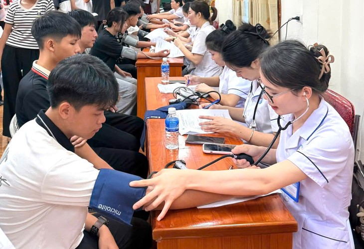 Nghệ An: Khám sức khỏe gần 2.000 học sinh, phát hiện nhiều bệnh lý- Ảnh 1.