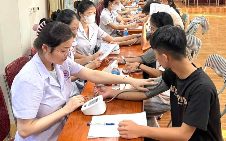 Bác sĩ ở Lâm Đồng đến tận nhà khám sức khỏe cho người yếu thế - Ảnh 2.