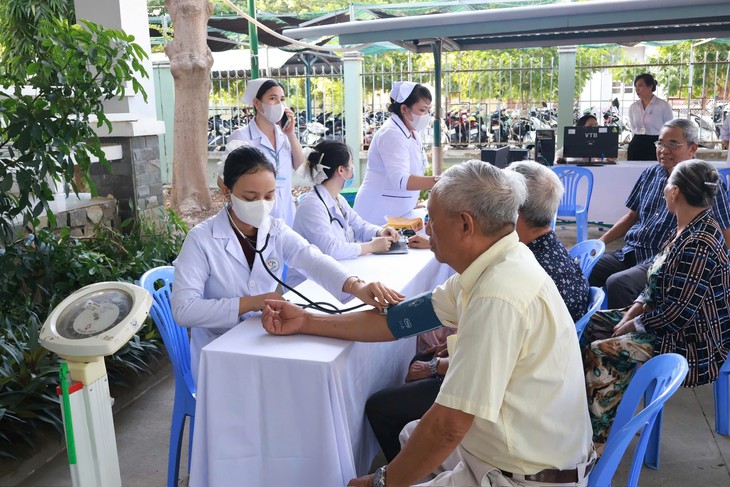 Tăng tốc khám sức khỏe toàn dân ở Khánh Hòa, người khuyết tật nặng khám tại nhà- Ảnh 3.