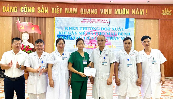 4 cán bộ y tế hiến máu cứu sản phụ ngay trong phòng mổ- Ảnh 1.