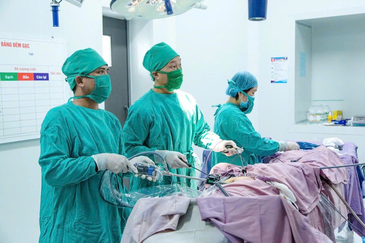 Mổ cấp cứu thành công 2 ca viêm ruột thừa chuyển từ đảo Thanh Lân- Ảnh 1.