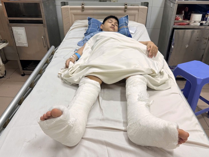 Mẹ làm phụ hồ nuôi 3 con, bất lực nhìn con trai 10 tuổi cần phẫu thuật sau tai nạn- Ảnh 3.
