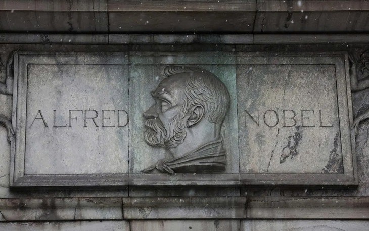 Công trình săn tìm những hạt ma từ vũ trụ đạt giải Nobel Vật lý 2026- Ảnh 2.