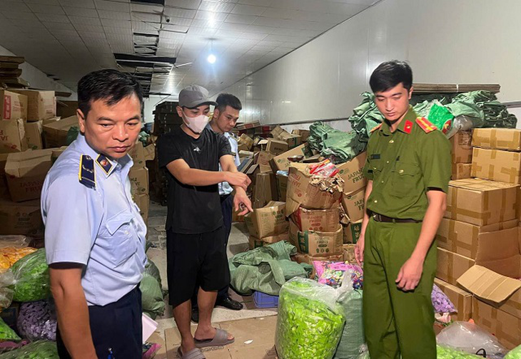 Lật tẩy thủ đoạn phù phép gần 20 tấn bánh kẹo trôi nổi thành hàng ngoại nhập - Ảnh 2.
