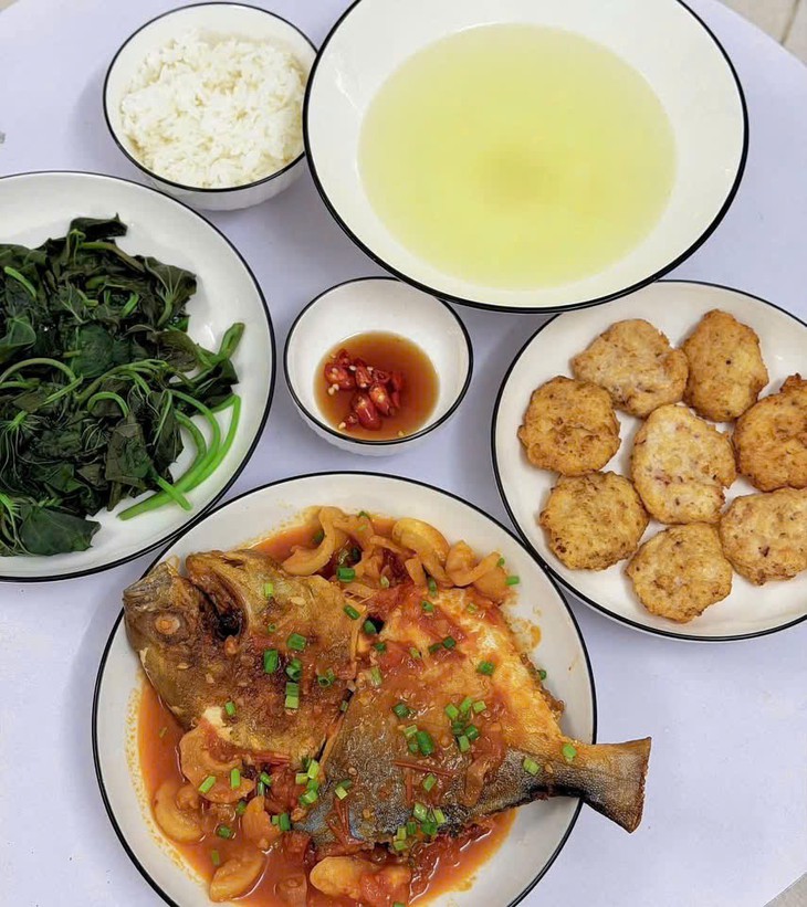 Dinh dưỡng đúng cách tăng miễn dịch cho người cao tuổi lúc giao mùa - Ảnh 1.