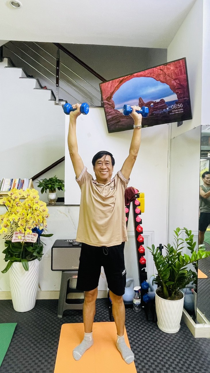 Hai cha con cùng thi Tôi khỏe đẹp hơn: Món quà sức khỏe gửi bố tuổi 65 - Ảnh 1.