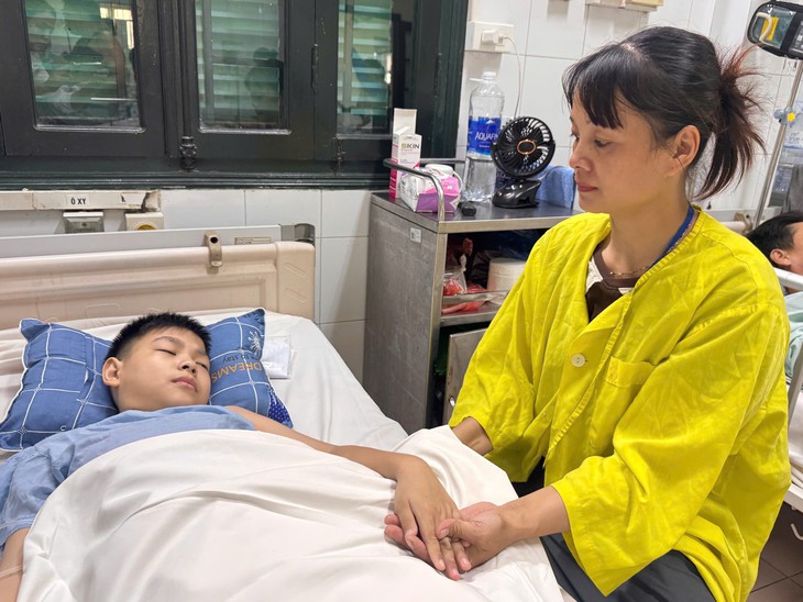 Mẹ làm phụ hồ nuôi 3 con, bất lực nhìn con trai 10 tuổi cần phẫu thuật sau tai nạn- Ảnh 2.