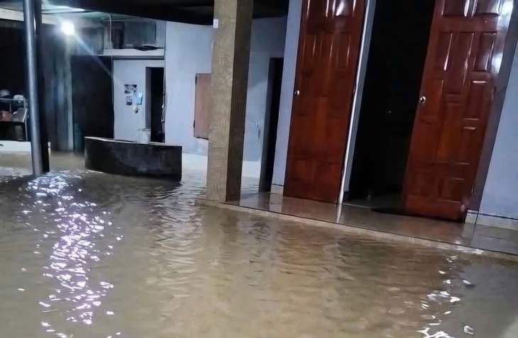Mưa lớn, nước tràn vào nhà dân trong đêm- Ảnh 1.