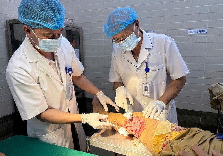 Ghép da tự thân phục hồi vận động cho bệnh nhân bỏng bô- Ảnh 1.