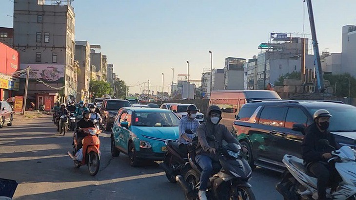 Nguyên nhân đường Cổ Linh, Hà Nội luôn tắc vào giờ cao điểm - Ảnh 6.