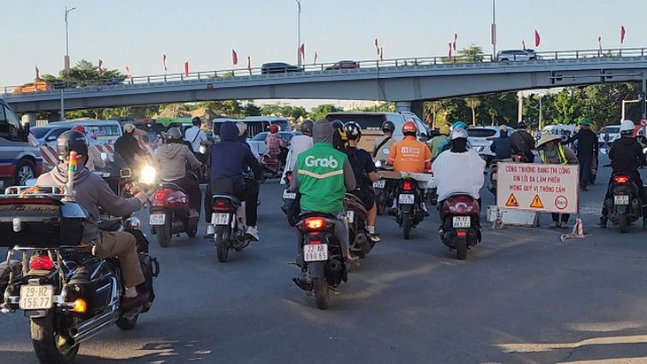 Nguyên nhân đường Cổ Linh, Hà Nội luôn tắc vào giờ cao điểm - Ảnh 4.