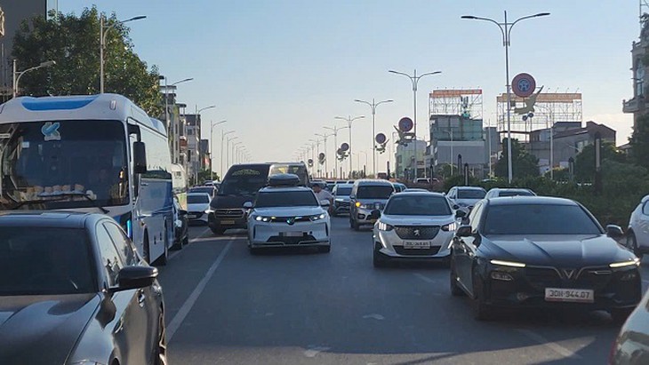 Nguyên nhân đường Cổ Linh, Hà Nội luôn tắc vào giờ cao điểm - Ảnh 3.