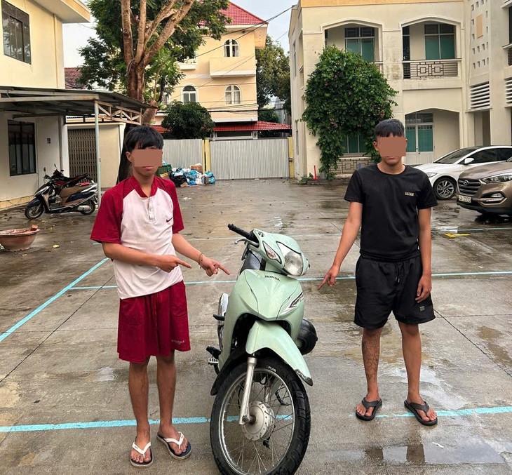 Phát hiện nhóm trộm cắp xe máy qua clip khiêu khích người đi đường- Ảnh 2.