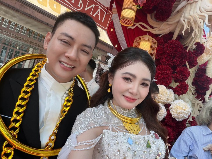 Hoài Lâm 'xả' kho ảnh cưới, cô dâu Ngọc Trinh có khoảnh khắc gây chú ý- Ảnh 1.