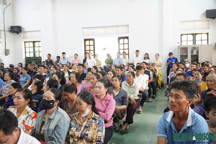Vụ hàng trăm học sinh nghỉ học: Phụ huynh nhận sai khi ngăn con đến trường- Ảnh 1.