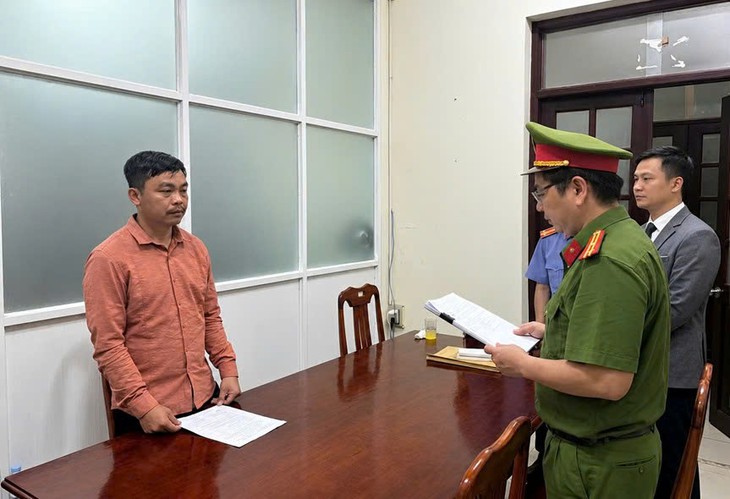 Bắt giam tài xế bán 2 ô tô của ông chủ để trả nợ tiền đánh bạc - Ảnh 1.