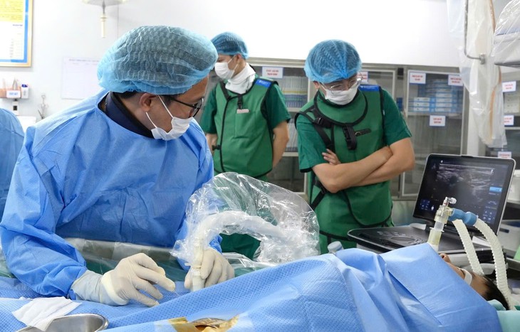 Bất ngờ phát hiện bệnh khi khám ở trường, bé trai được can thiệp kịp thời- Ảnh 1.