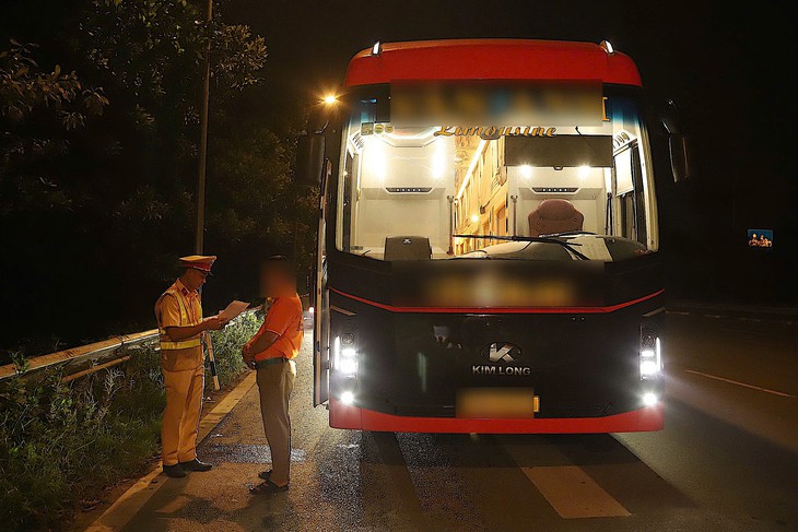 Nhà xe ngang nhiên đón khách sai quy định gần Bến xe Nước Ngầm - Ảnh 2.
