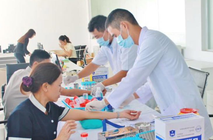 Cách nào giúp phường gần 44.000 dân hoàn thành sớm mục tiêu khám sức khỏe?- Ảnh 1.