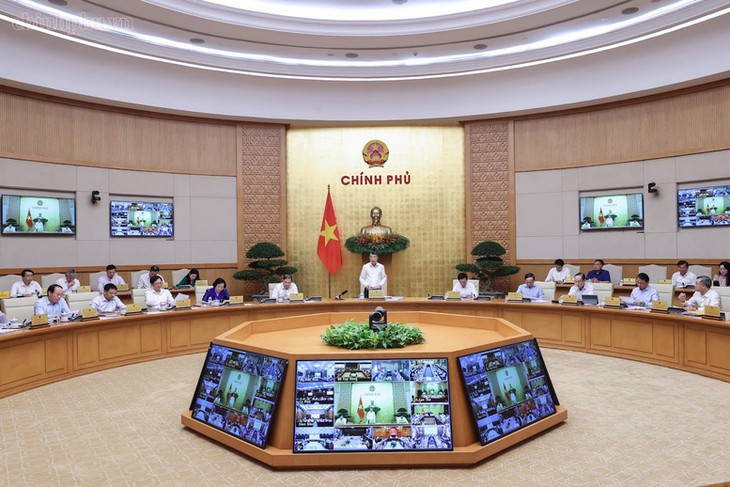 Chính phủ yêu cầu bảo đảm đủ thuốc, vật tư y tế, chú trọng chất lượng bữa ăn học đường  - Ảnh 1.