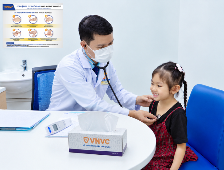 Hơn 25.000 trẻ em được VNVC hỗ trợ tiêm bù, tiêm nhắc trước năm học mới - Ảnh 1.