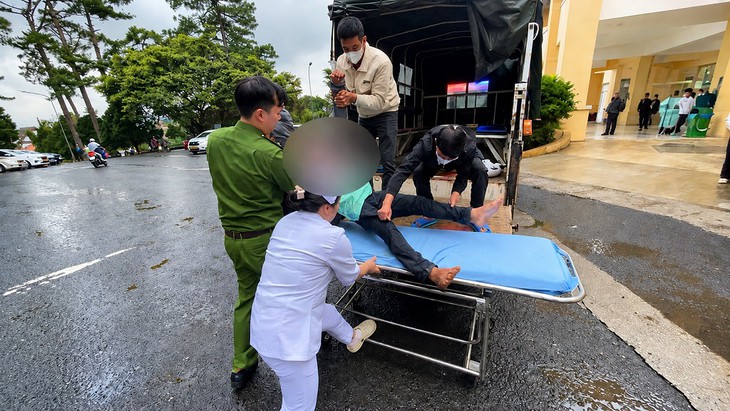 Người đàn ông co giật bên hồ Xuân Hương được công an đưa đi cấp cứu - Ảnh 1.