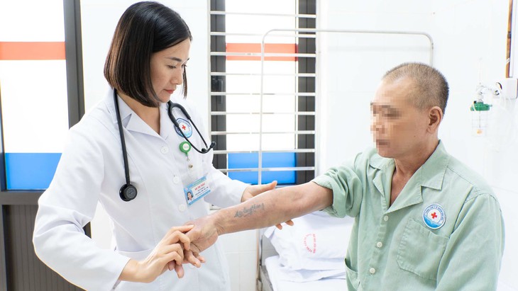Tắm nước lá chữa ngứa hơn 2 tháng, người đàn ông tổn thương da toàn thân