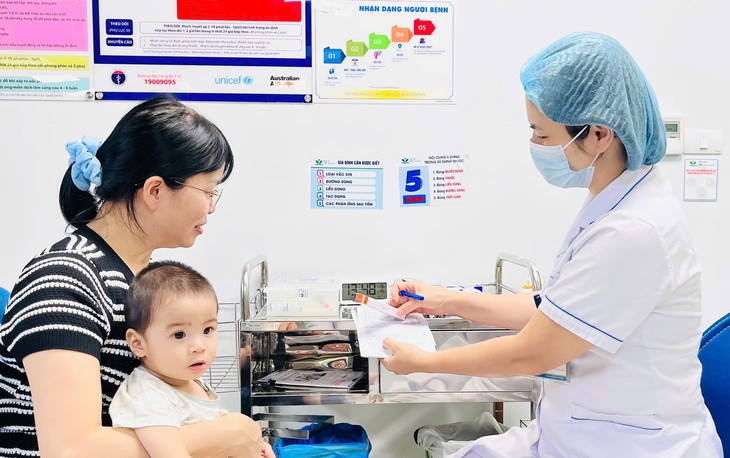 Tăng trẻ nhập viện vì cúm, đừng để một đợt bùng phát trở thành vòng xoáy bệnh- Ảnh 1.