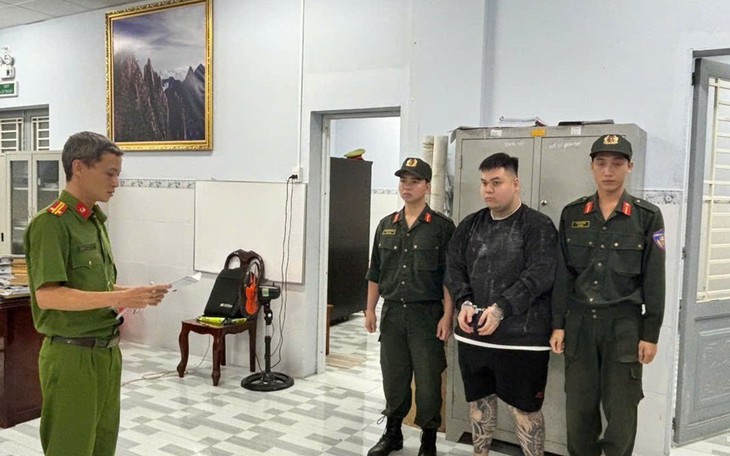 Bắt kẻ bịt mặt, cầm súng xông vào phòng bắn đồng nghiệp- Ảnh 2.