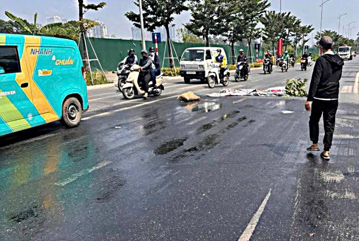 Danh tính tài xế xe cẩu để dầu tràn ra đường, nhiều người trượt ngã- Ảnh 2.