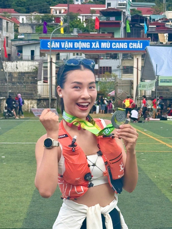 Mặt mộc cùng nụ cười sáng bừng của Á hậu Hoàng Oanh ở Mù Cang Chải - Ảnh 1.