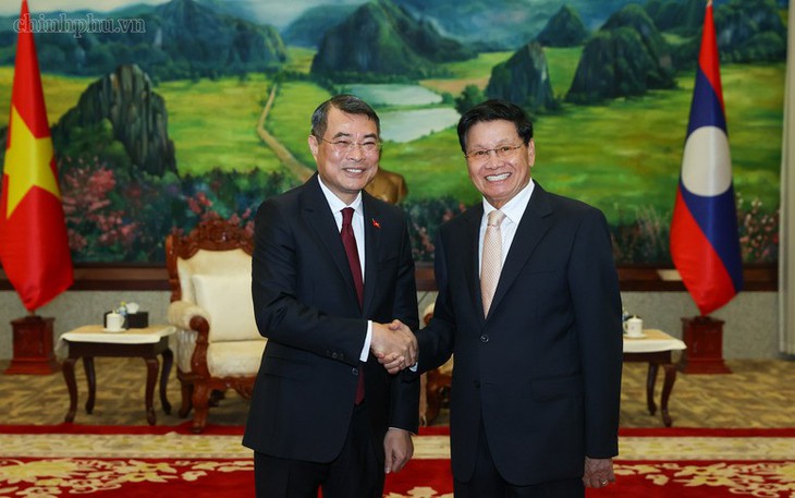 Thủ tướng Việt Nam và Lào dâng hoa tưởng niệm tại tượng đài ba lãnh tụ - Ảnh 5.